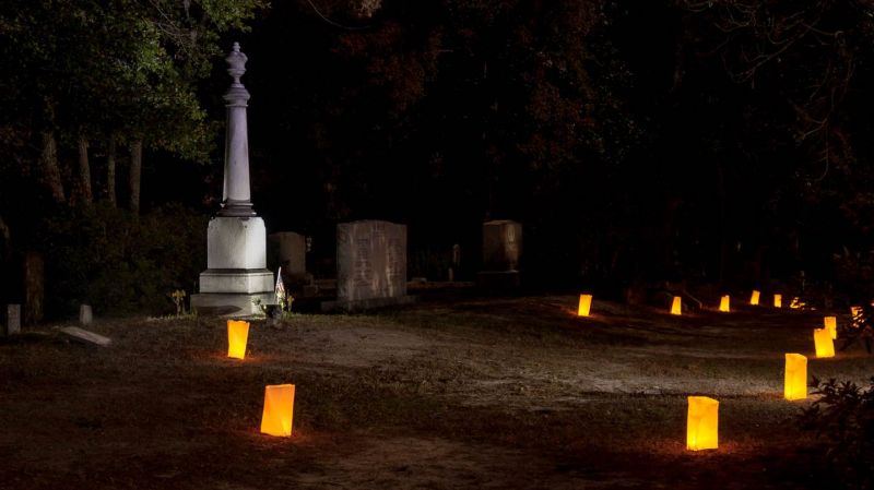 Oakdale Cemetery Luminary Tour